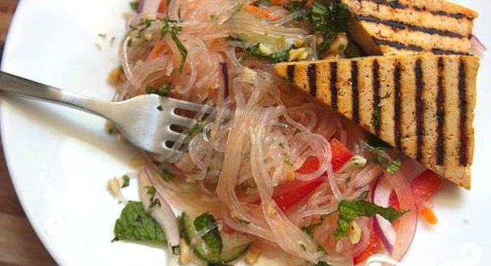Вьетнамский салат из рисовой лапши с тофу