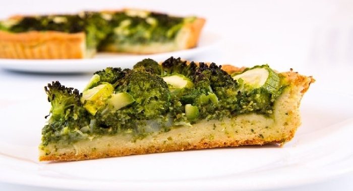 Киш с брокколи и шпинатом