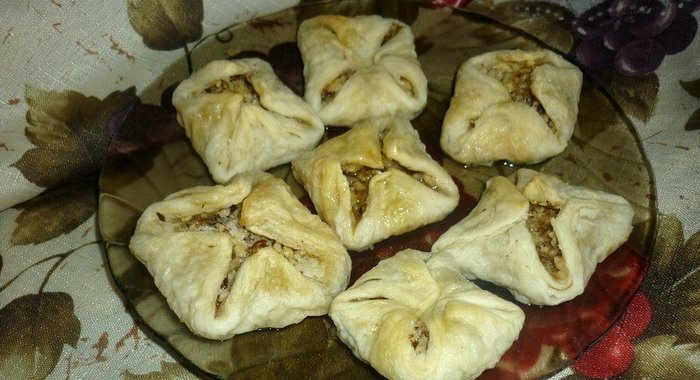 Конвертики из слоеного теста с орехами