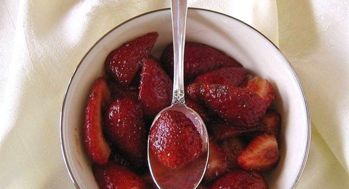 Свежая клубника в бальзамическом уксусе