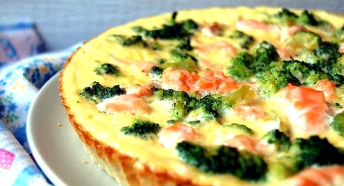 Киш лорен с семгой и брокколи