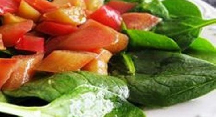 Салат из ревеня и шпината