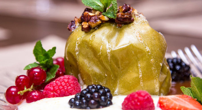 Яблоко, запеченное с медом и орехами