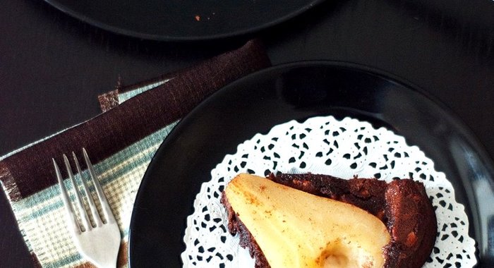 Шоколадный пирог с грушами без муки