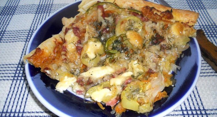 Открытый пирог с колбасой и овощами