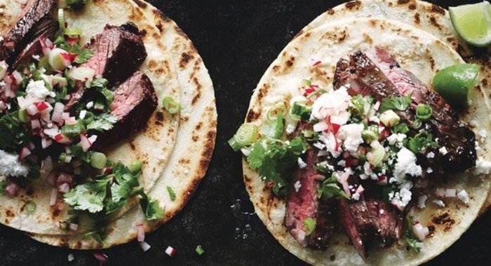 Тако с говядиной, редисом и кинзой