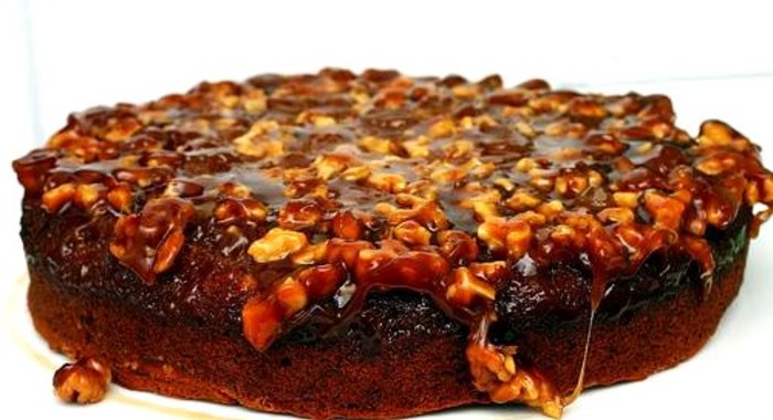 Перевернутый банановый пирог с ореховой карамелью