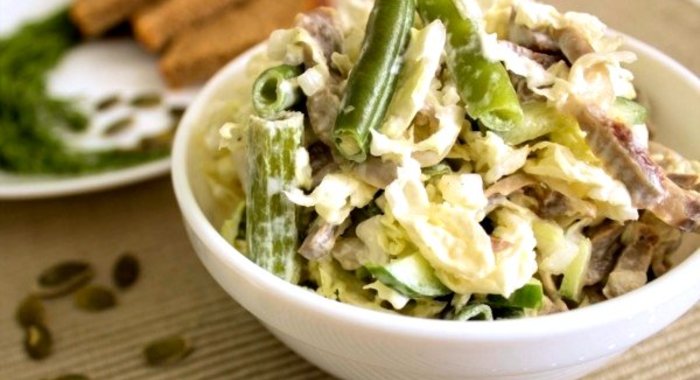 Салат с куриными желудками и пекинской капустой