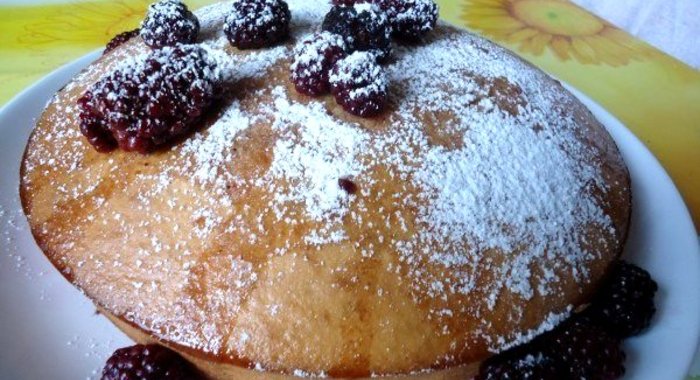 Пирог с орехами и ежевикой