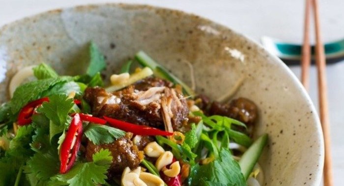 Пикантная свинина с лапшой соба