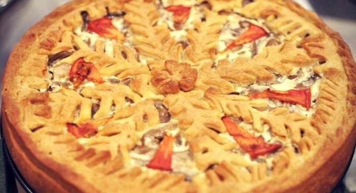 Открытый рыбный пирог с грибами