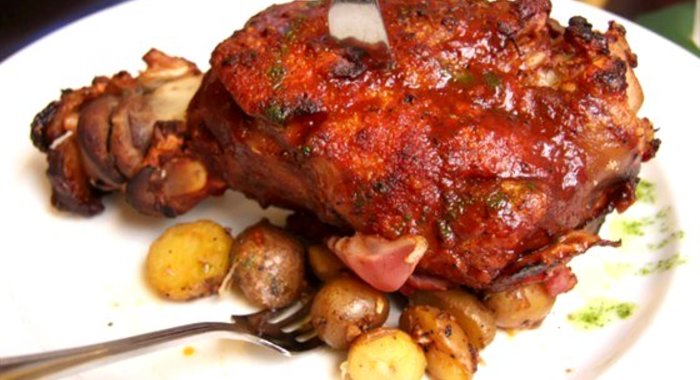 Свиная рулька в пиве с отварным картофелем