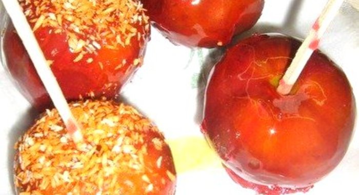 Яблоки на палочках в карамели