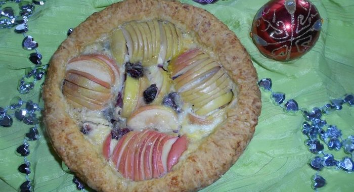 Яблочный пирог с вялеными вишнями под нежной йогуртовой заливкой