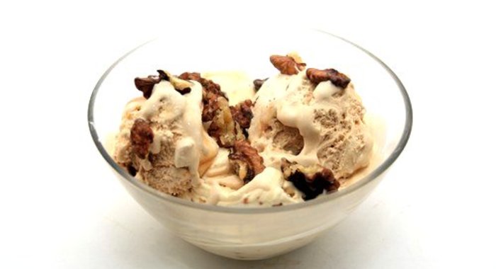 Санди с густым соусом из бурбона с орехами пекан