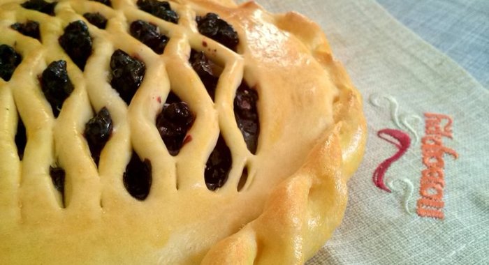 Пироги с черникой из дрожжевого теста