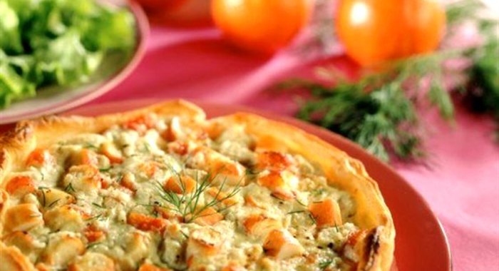 Пирог с крабовыми палочками и брынзой