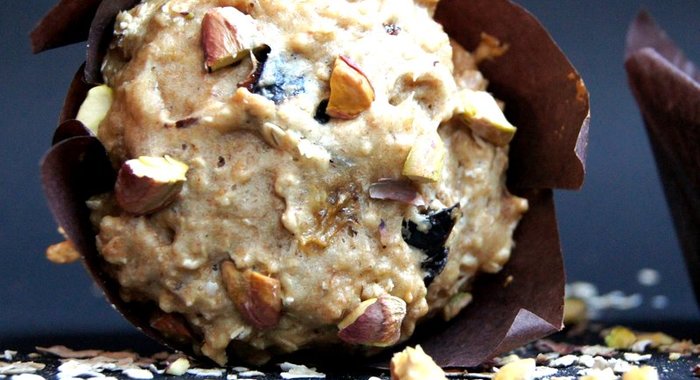 Цельнозерновые маффины с овсяными хлопьями, черносливом и миндалем