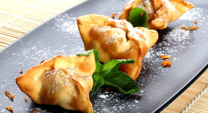 Хрустящие конвертики из теста с начинкой из банана и фиников