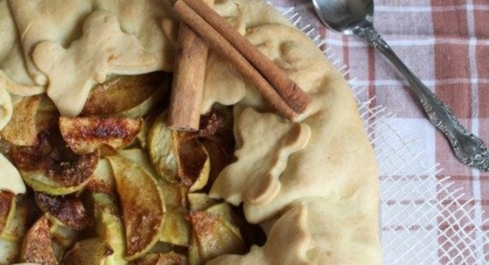 Галета с яблоками и корицей