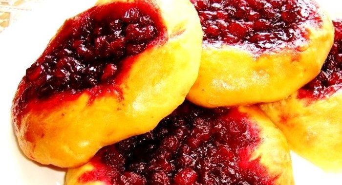 Ватрушки с брусникой