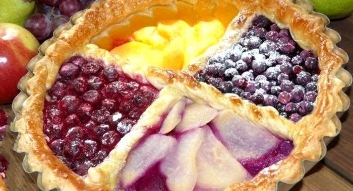 Пирог из слоеного теста с ягодами и фруктами