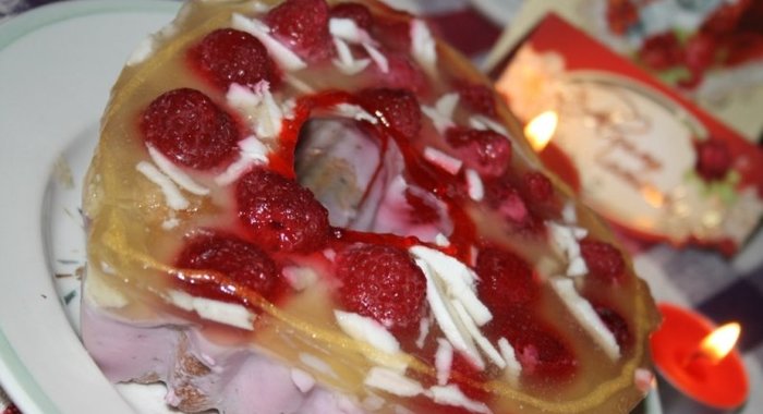 Пирожное-валентинка с бисвитом, йогуртом и малиной