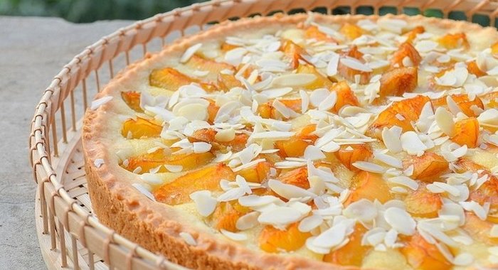 Тарт со сливами и миндалем