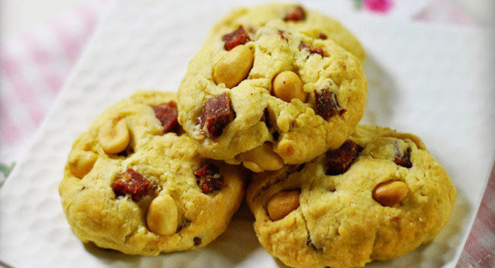 Булочки с сырокопченой колбасой и арахисом