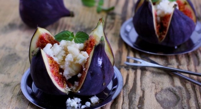 Инжир, запеченный со сливочным сыром