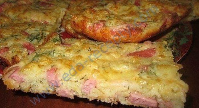 Быстрый пирог с сыром и колбасой