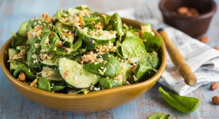 Салат из огурцов и арахиса