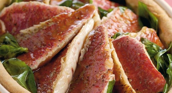 Пирог с мелкой рыбой и цитрусовым соусом