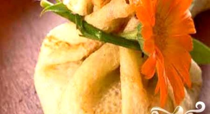 Мешочки с яблоками и изюмом