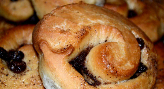 Плюшки с изюмом и корицей