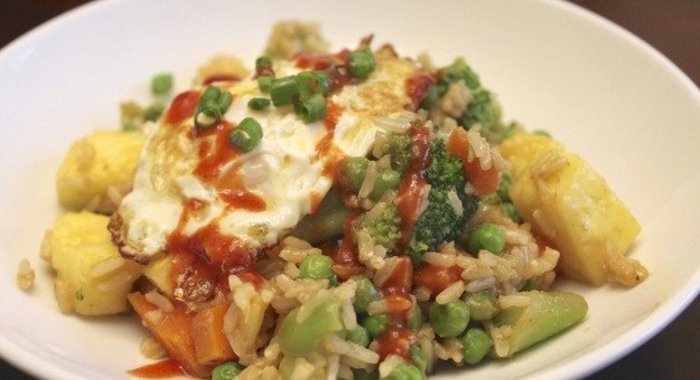 Жареный рис с ананасами