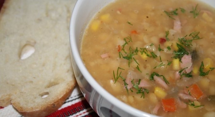 Гороховый суп с сосисками и сладкой кукурузой