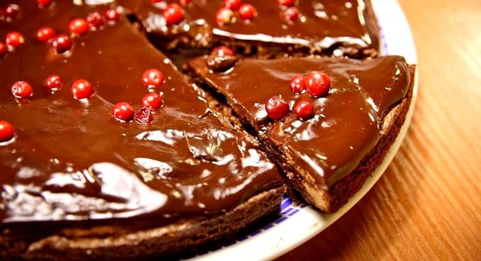 Шоколадный пирог с брусникой