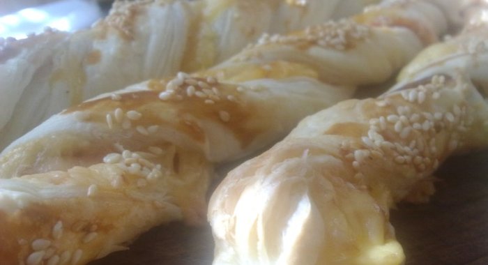 Слоеные спиральки с колбасой и сыром