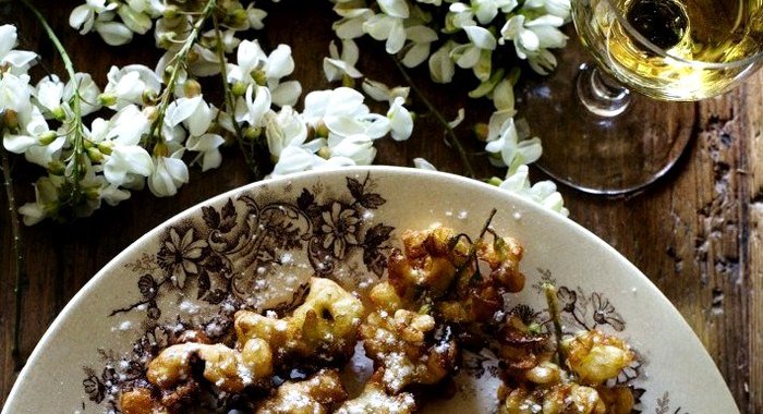 Цветы акации во фритюре