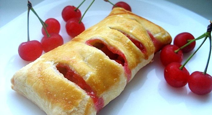 Слойки с черешней