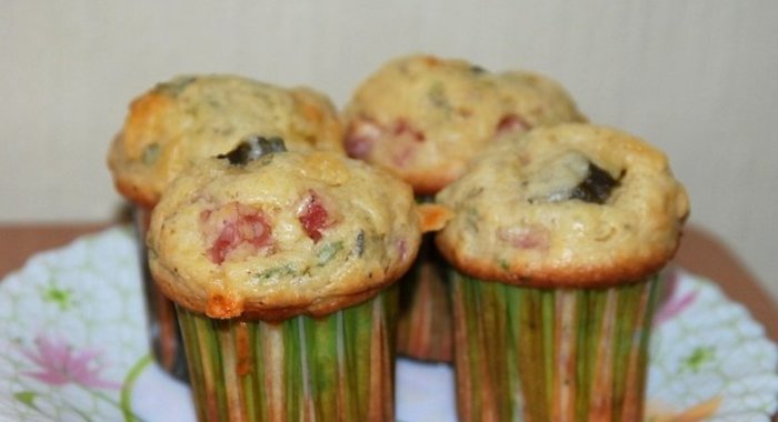Маффины с колбасой и сыром