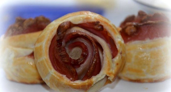 Слоеные розочки с колбасой