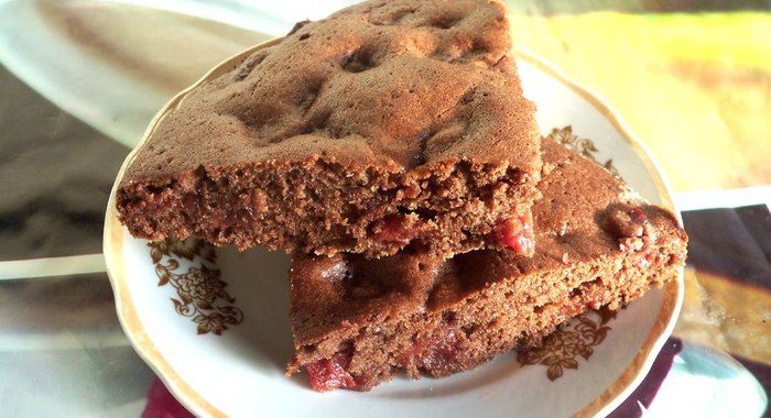 Шоколадный пирог с вишней