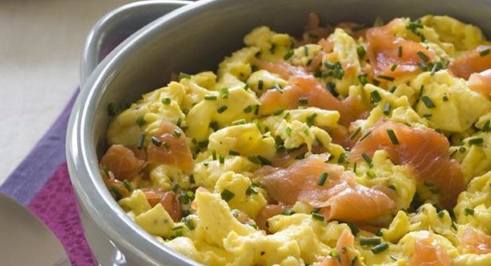 Яичница с копченым лососем