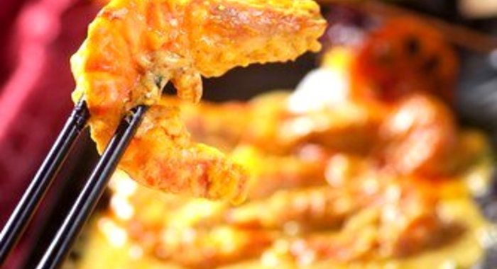 Креветки с ананасами в кокосовом соусе с карри