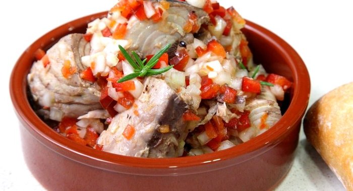 Закуска из макрелевого тунца (скумбрии) в маринаде