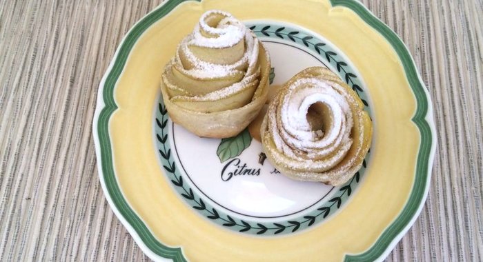 Розочки с яблоком из слоеного теста