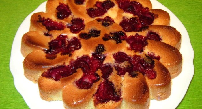 Бисквитный пирог с вишней