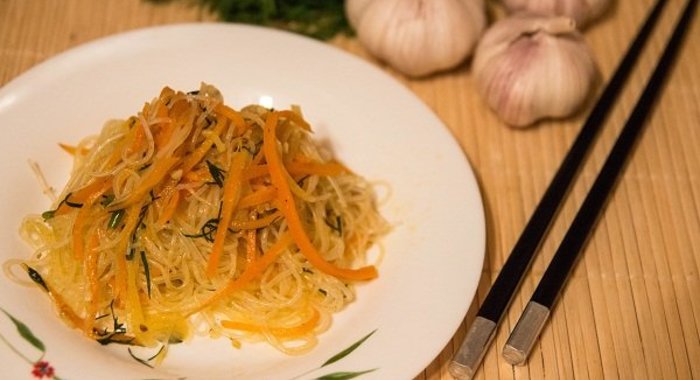 Острый салат с фунчозой